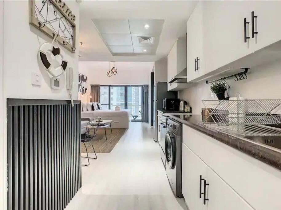 Luxury Modern In Jlt With Amazing View & Rooftop Pool - Sleeps 3 *