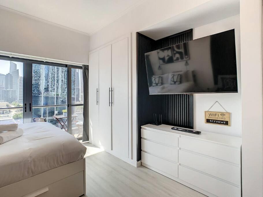Luxury Modern In Jlt With Amazing View & Rooftop Pool - Sleeps 3 Dubai