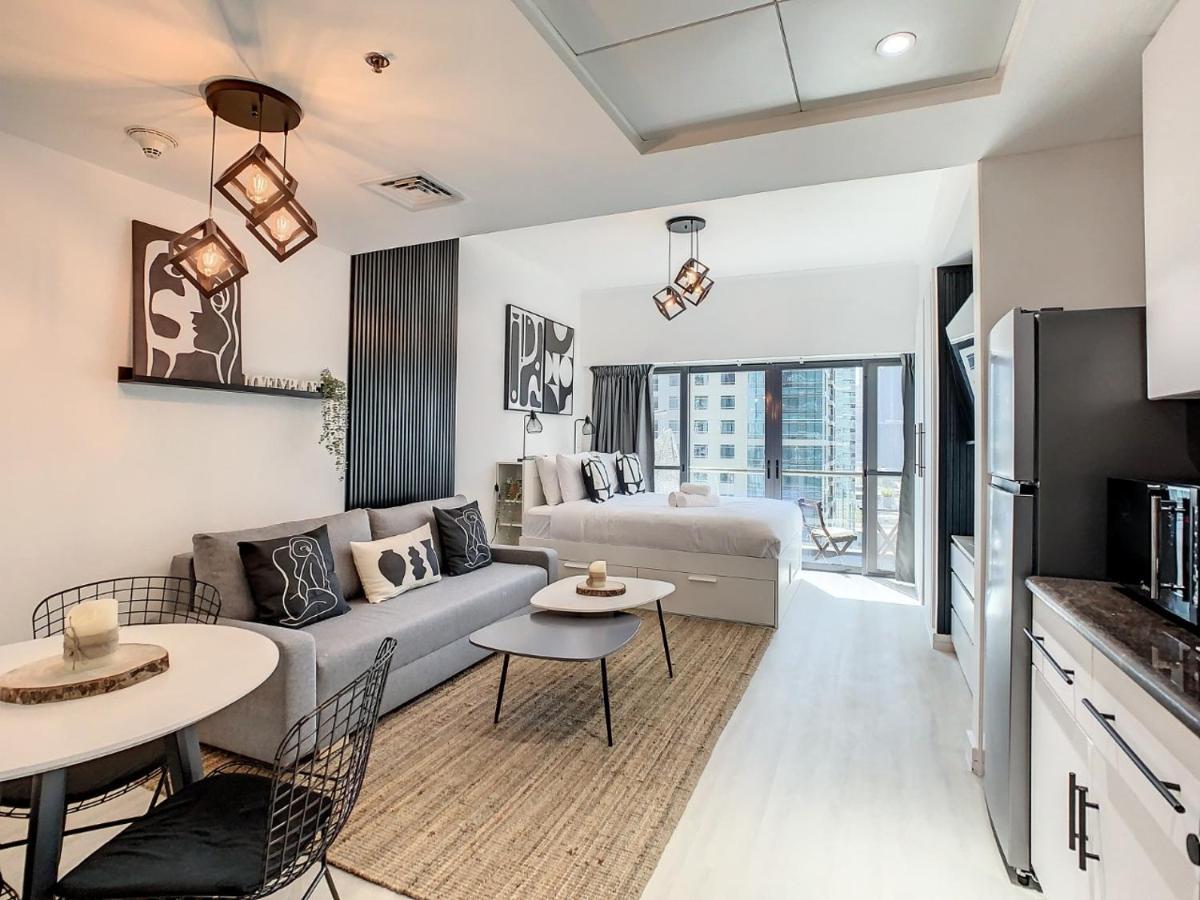 Luxury Modern In Jlt With Amazing View & Rooftop Pool - Sleeps 3 *