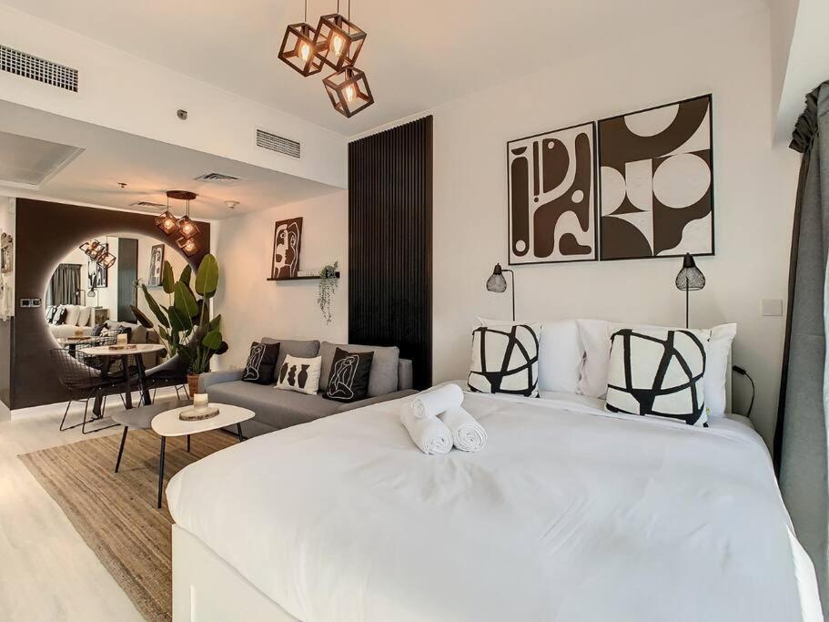 Luxury Modern In Jlt With Amazing View & Rooftop Pool - Sleeps 3