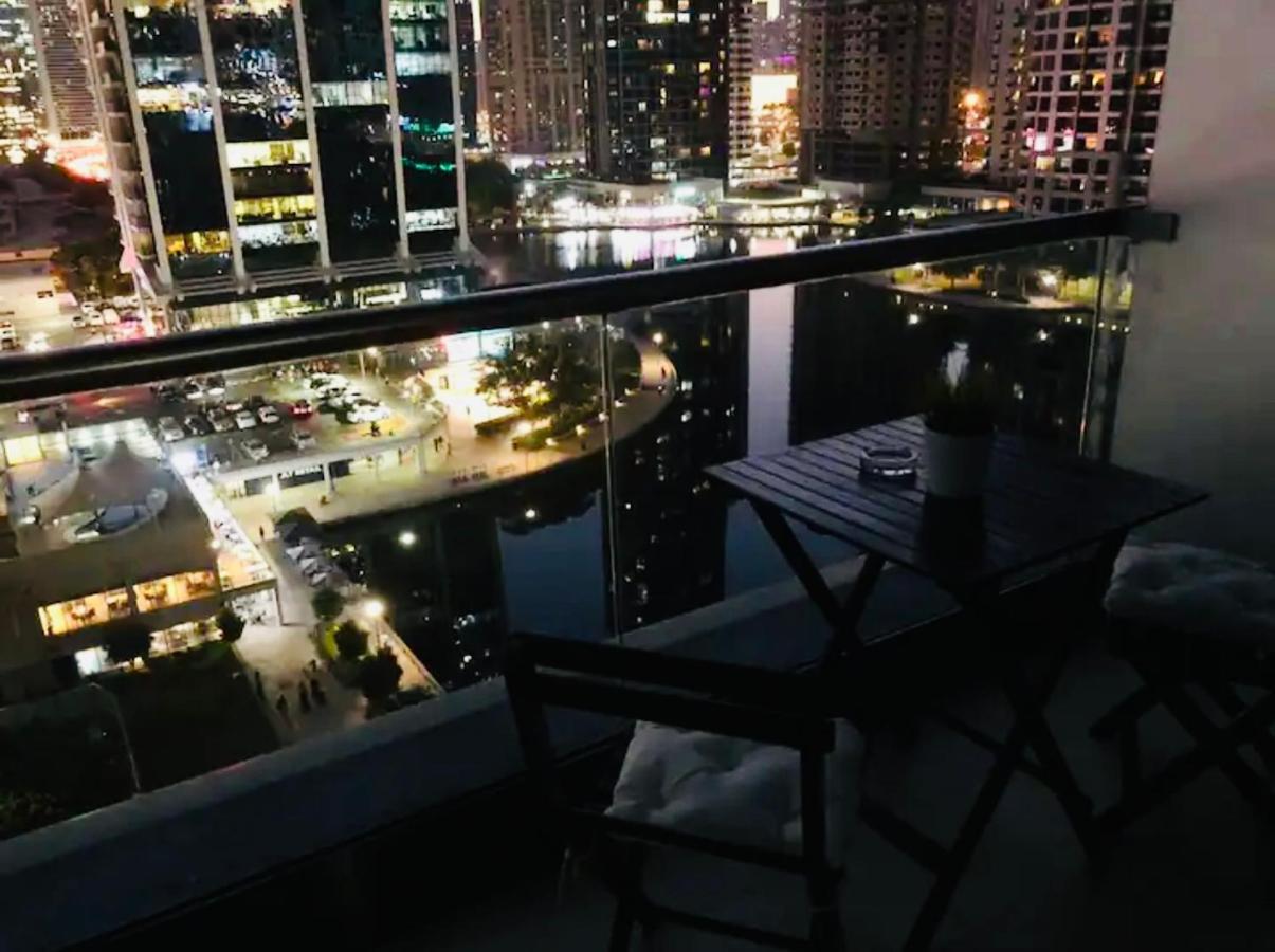 Luxury Modern In Jlt With Amazing View & Rooftop Pool - Sleeps 3 *