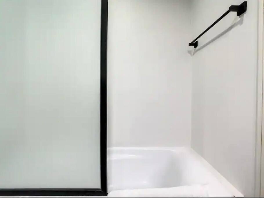 Luxury Modern In Jlt With Amazing View & Rooftop Pool - Sleeps 3 * Dubai