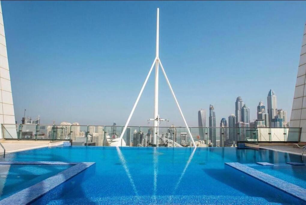 Luxury Modern In Jlt With Amazing View & Rooftop Pool - Sleeps 3 Apartment Dubai