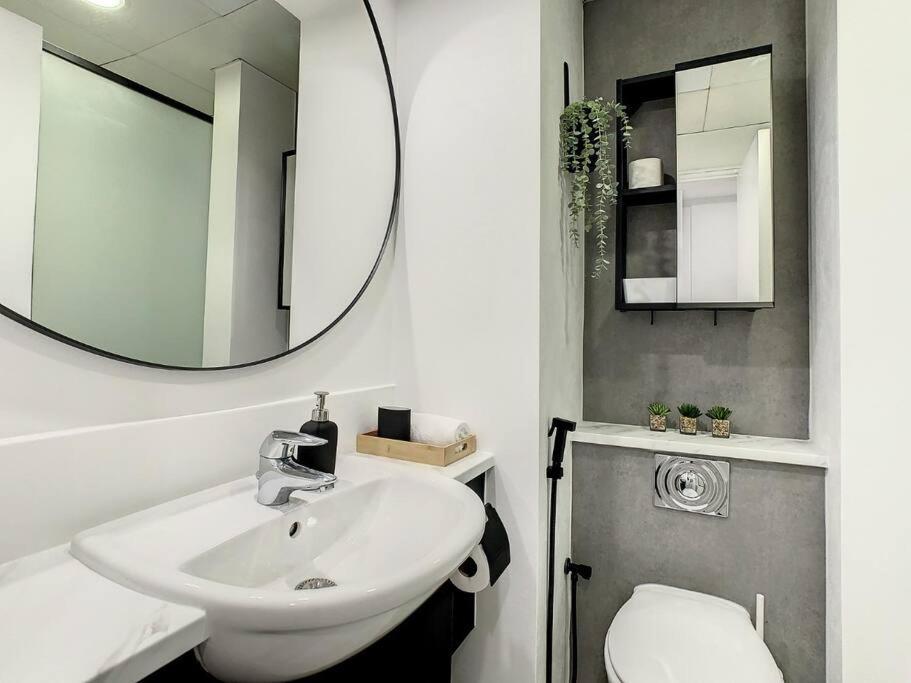 Luxury Modern In Jlt With Amazing View & Rooftop Pool - Sleeps 3 Dubai