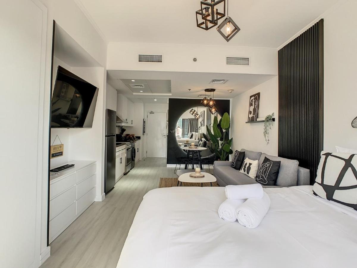 Luxury Modern In Jlt With Amazing View & Rooftop Pool - Sleeps 3 *