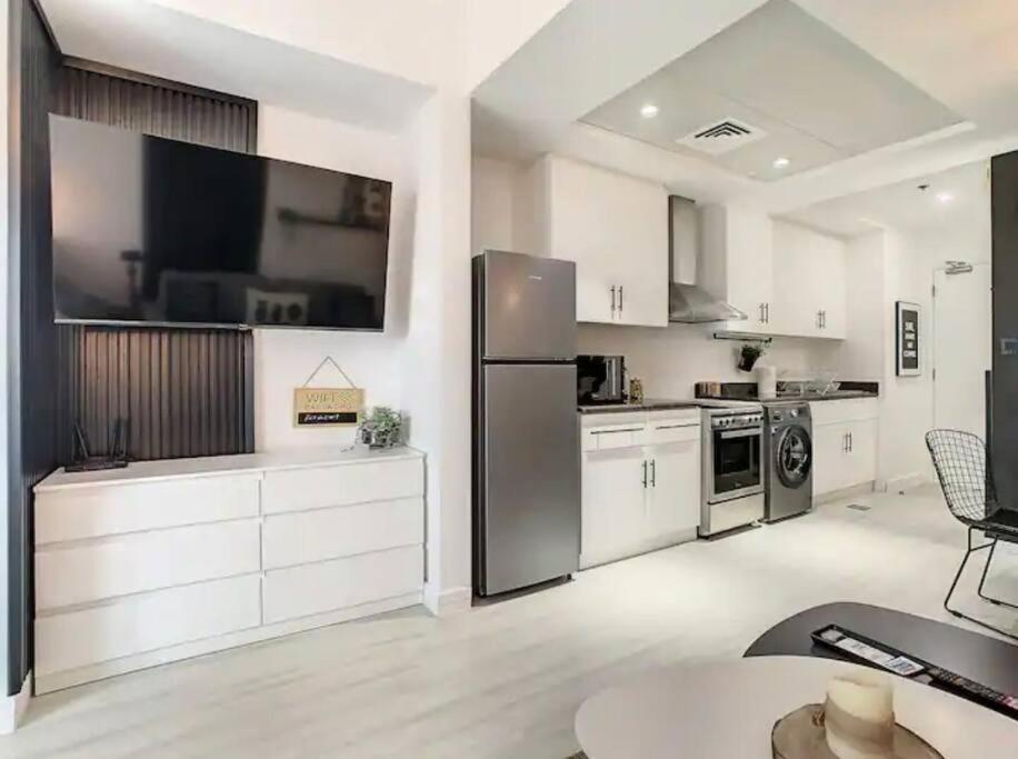 Luxury Modern In Jlt With Amazing View & Rooftop Pool - Sleeps 3 * Дубай